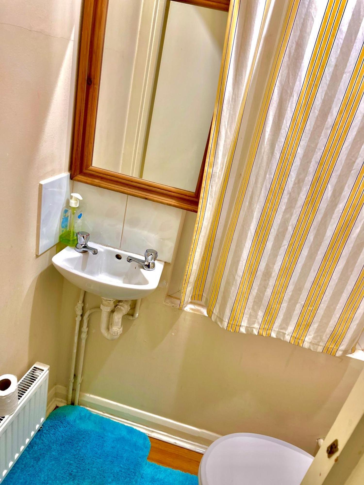 Comfy Double Bedroom With A Private Toilet London Ngoại thất bức ảnh