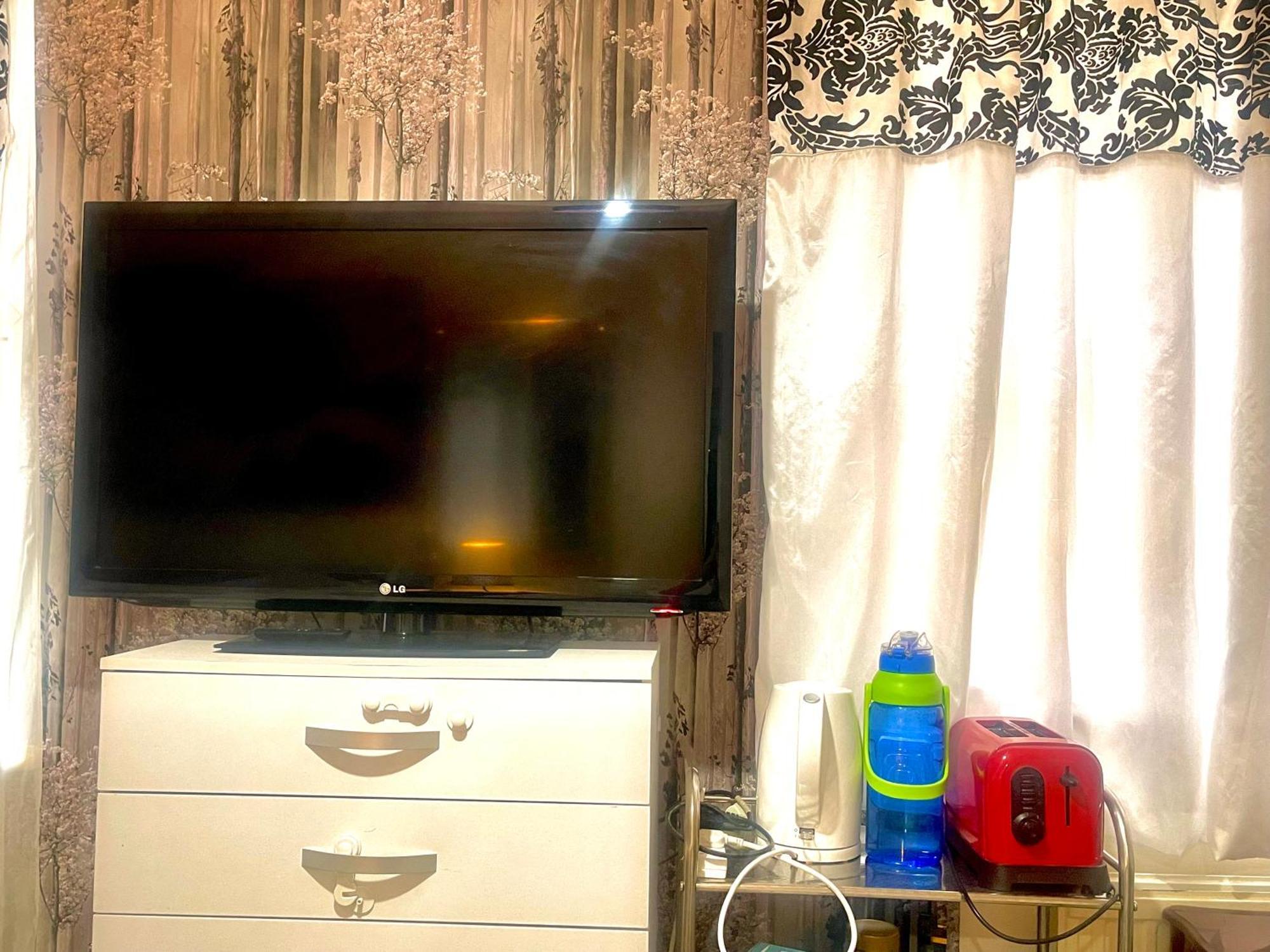 Comfy Double Bedroom With A Private Toilet London Ngoại thất bức ảnh
