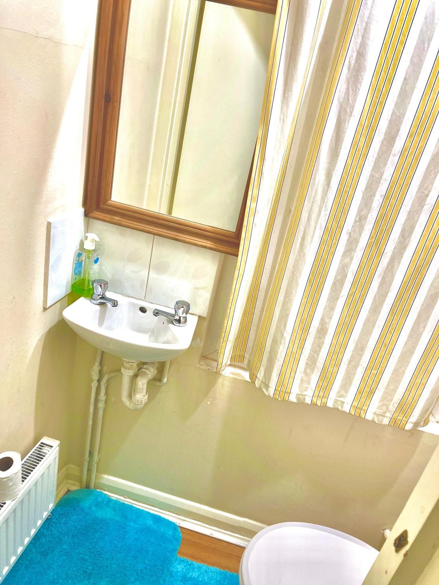 Comfy Double Bedroom With A Private Toilet London Ngoại thất bức ảnh